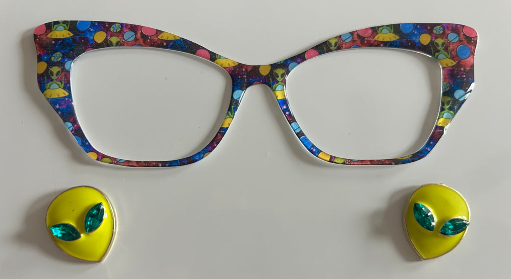 Wanda Topper;  hybrid; multicolored UFO with alien charms
