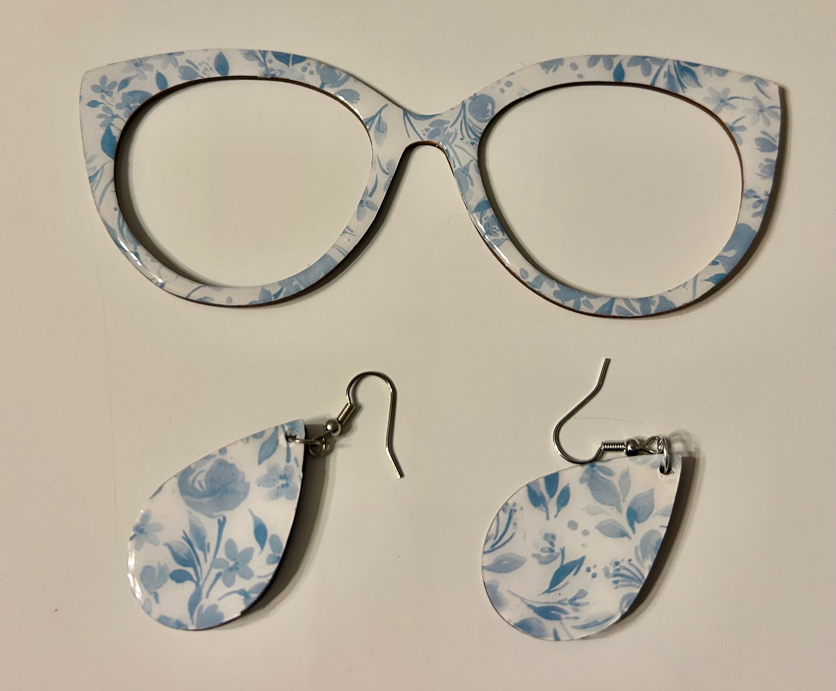 Zuri Topper; blue floral design with matching earrings
