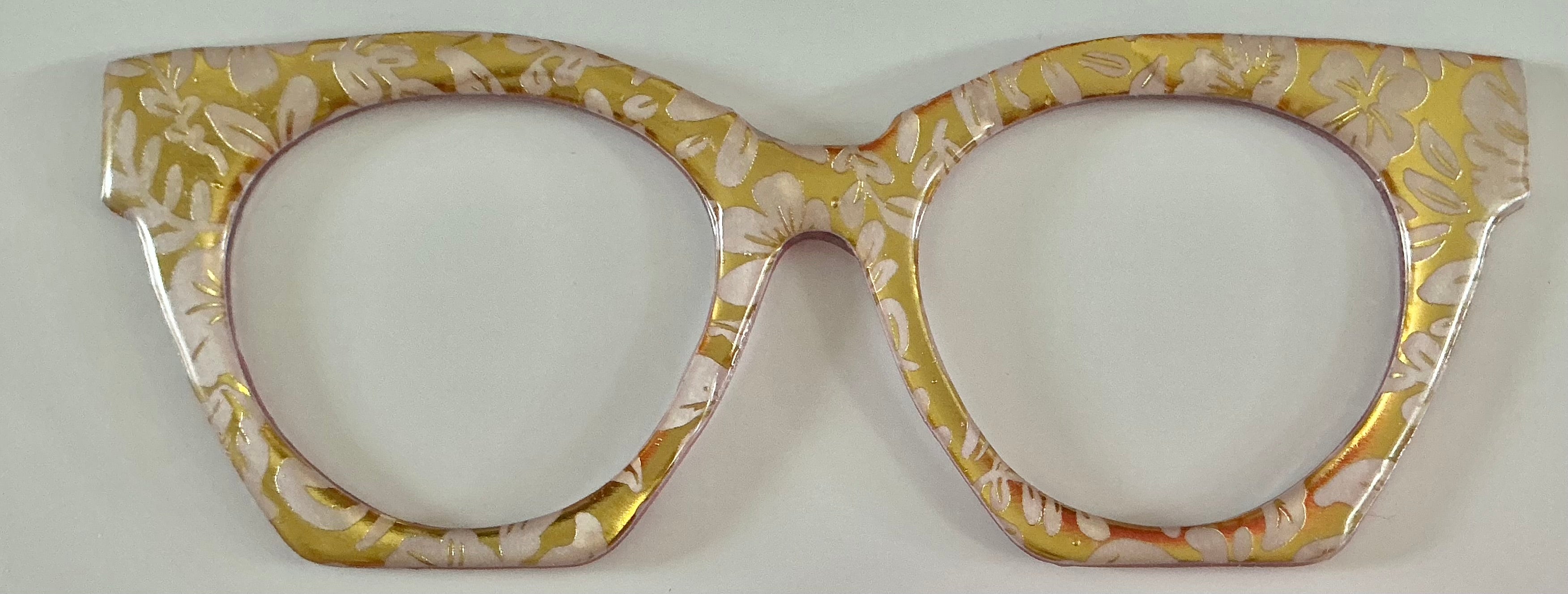 Zuri Case Topper; white flowers on gold
